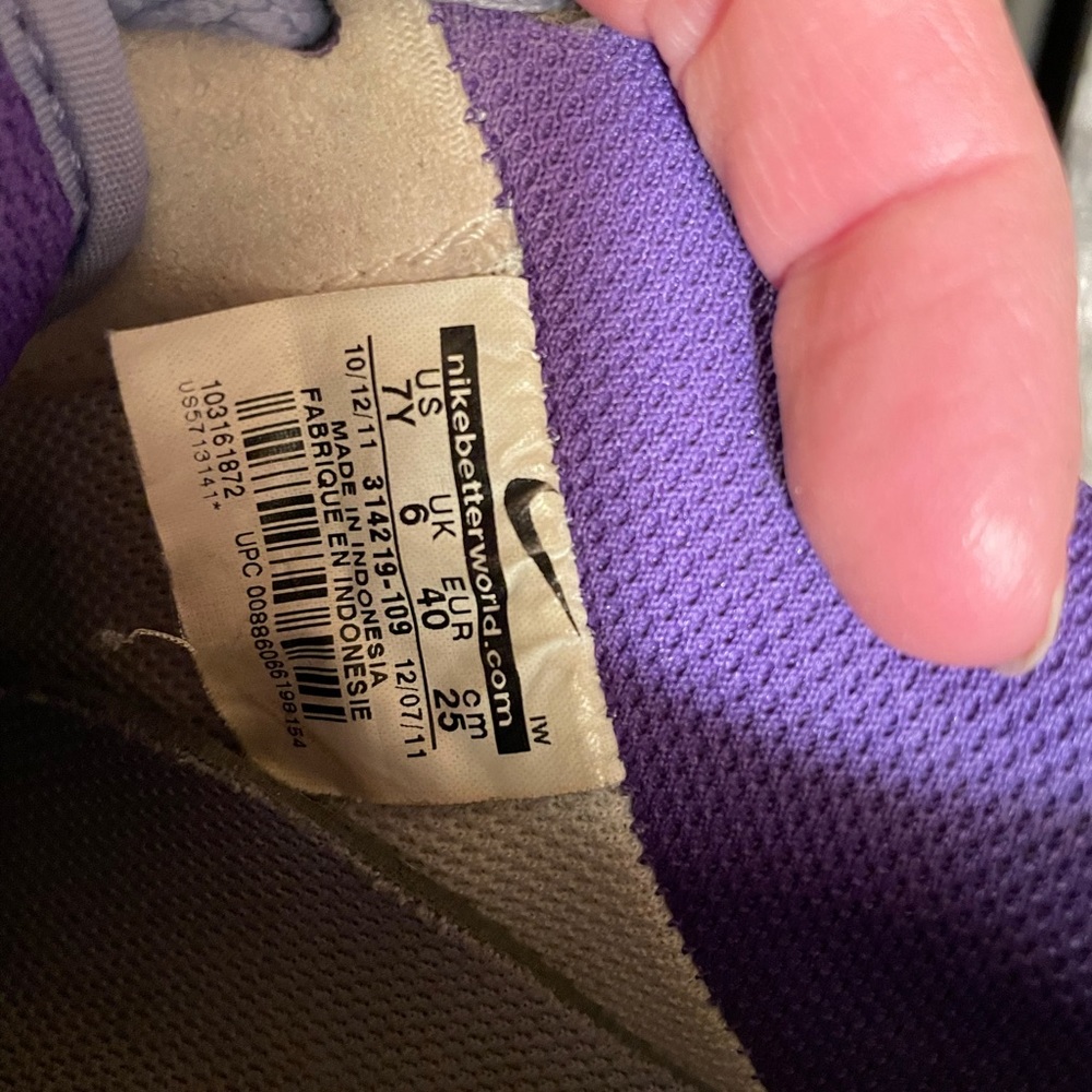 Nike Air white/purple sneaker, 7y. - Picture 5 of 10